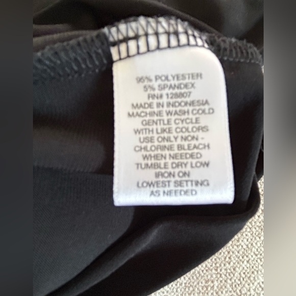 Black Short Sleeve Crew Neck Top. Size Medium - Picture 6 of 6